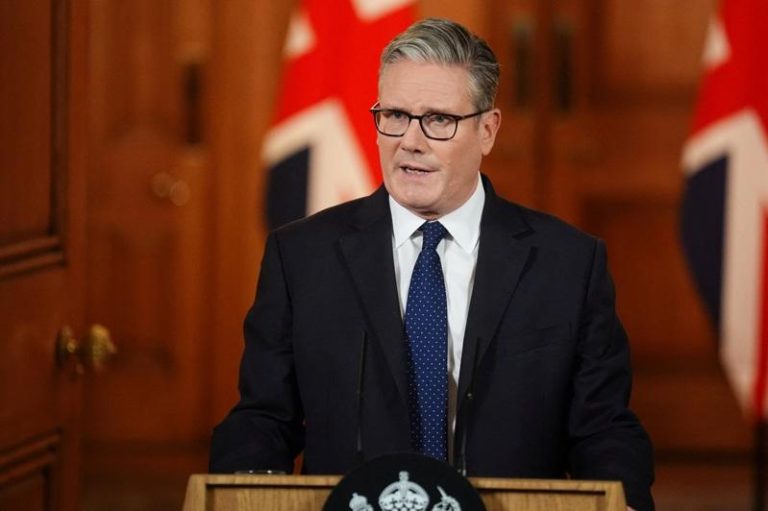 英国首相施凯尔傍晚表示，他将尽一切所能保证英国犹太社群安全，包括在相关机构和建筑物周边加强维安警力。路透