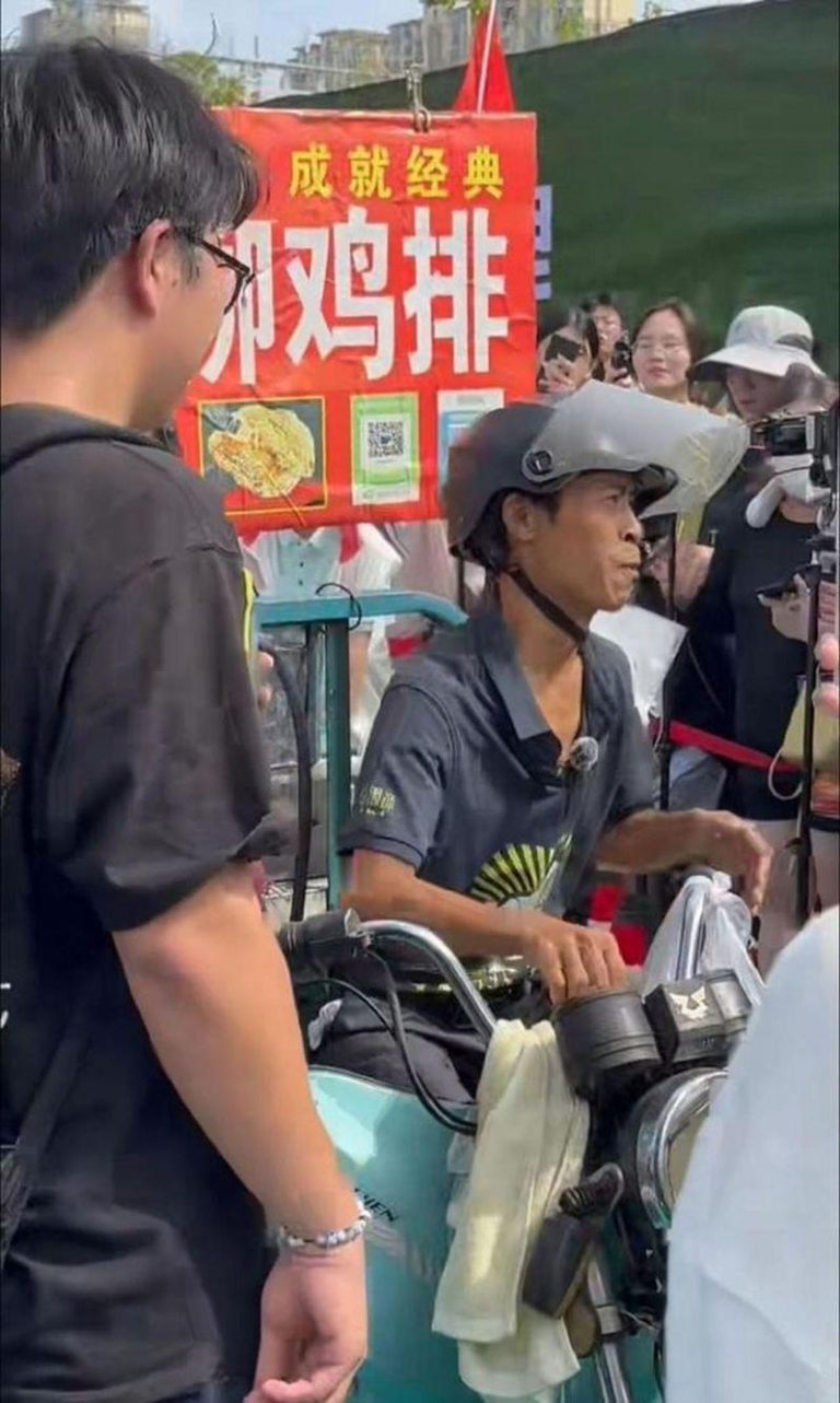 走红后的「鸡排哥」。（取材自上观新闻）