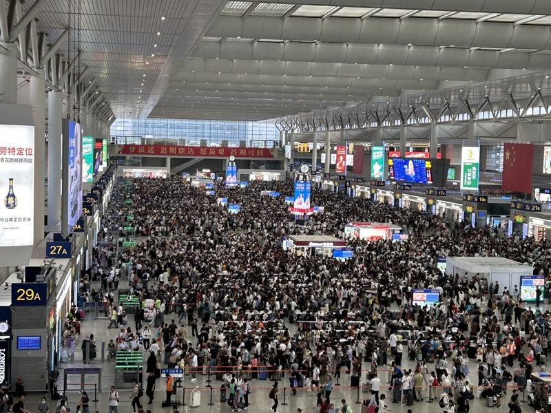10月1日十一连假首日,中国全国铁路发送旅客2313.2万人次,创单日旅客发送量历史新高。图为10月1日人潮挤满在上海虹桥站。(特派记者陈湘瑾/摄影)