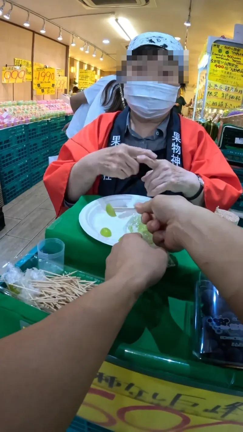 为了省钱买饮料，跑到餐厅没点餐就狂灌茶水。（翻摄自「一棵树」YT频道）