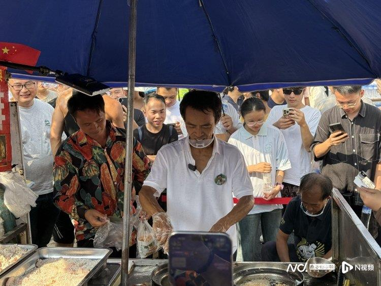 假期首日，鸡排哥忙出「痛苦面具」，累到说不出话。（取材自上观新闻）