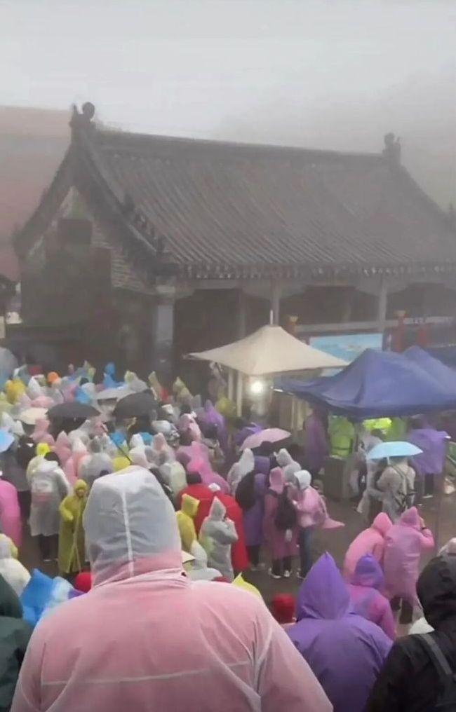 游客在泰山厕所过夜。（取材自新民晚报）