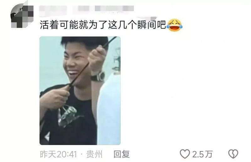 堵车时，男子下车钓鱼首竿即。（取材自微博）