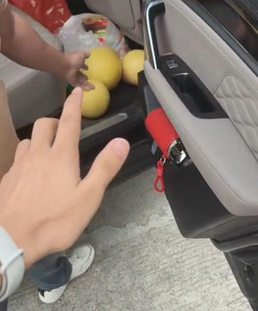 男子在高速公路上和同车型的陌生大哥同行900公里。（取材自潇湘晨报）