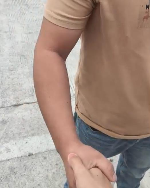 男子在高速公路上和同车型的陌生大哥同行900公里。（取材自潇湘晨报）