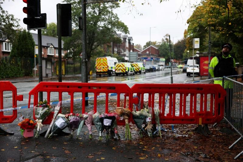 英国曼彻斯特市（Manchester）一座犹太会堂2日遭遇恐怖攻击，造成2名民众丧生。图为3日法医团队成员在事发现场进行搜证。路透