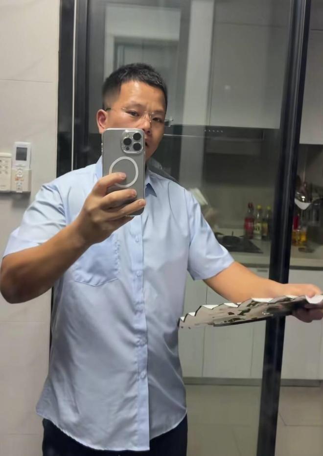 李先生当街被控制。（取材自极目新闻）