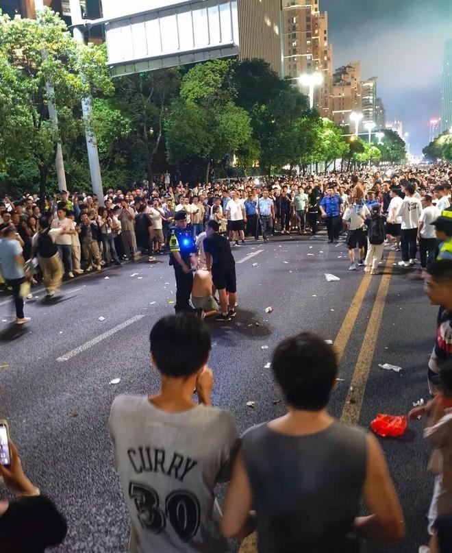李先生当街被控制。(取材自极目新闻)