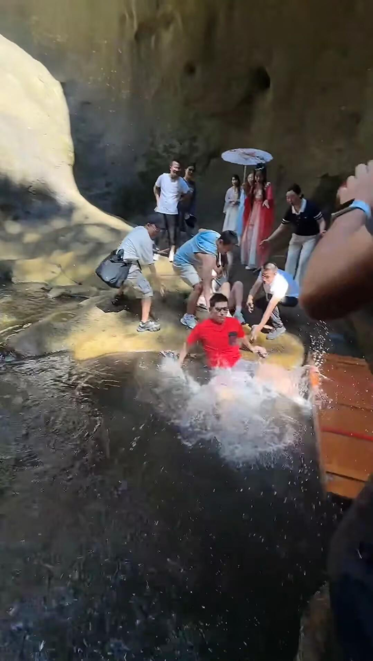 张继科拍照时突然落水。（取材自极目新闻）