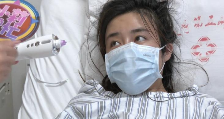 李女士为减重经朋友介绍打了100多针「溶脂针」，结果针眼溃烂化脓，胳膊上烂出了50多个洞。（取材自小莉帮忙）