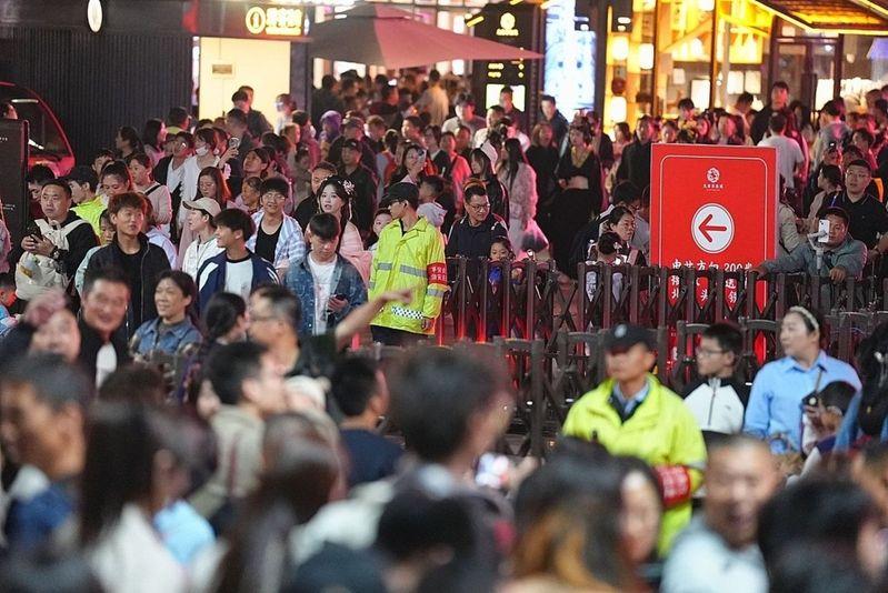 大唐不夜城在十一长假吸引许多游客。(取材自澎湃新闻/视觉中国图)