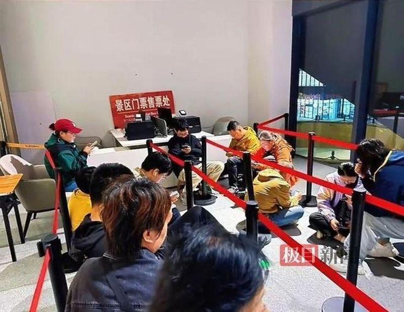 大唐不夜城在十一长假吸引许多游客。（取材自澎湃新闻／视觉中国图）