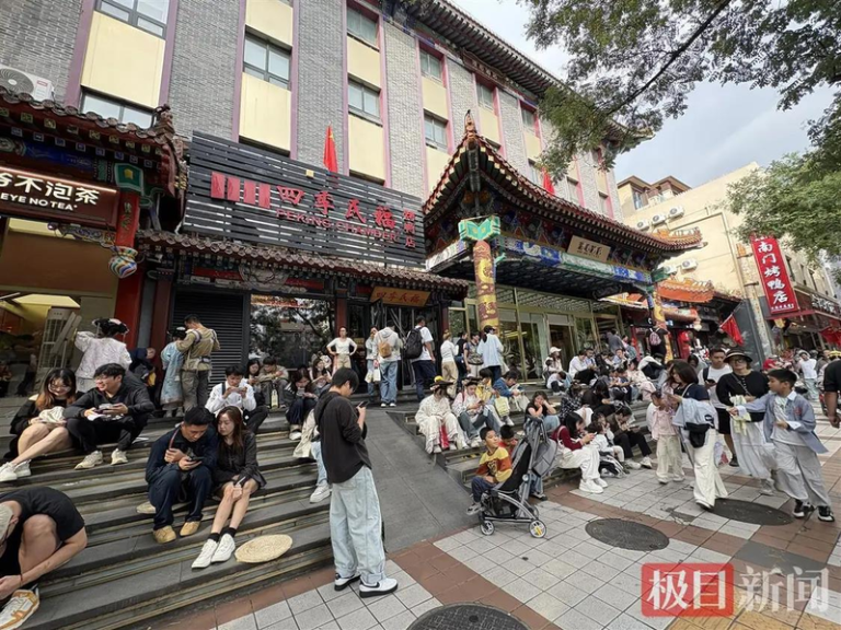 四季民福东安门店门口有不少顾客排队等候。（取材自极目新闻）