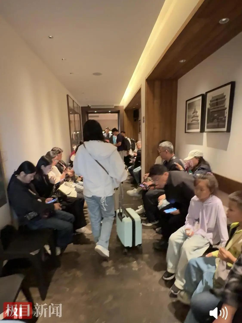 四季民福东安门店门口有不少顾客排队等候。（取材自极目新闻）