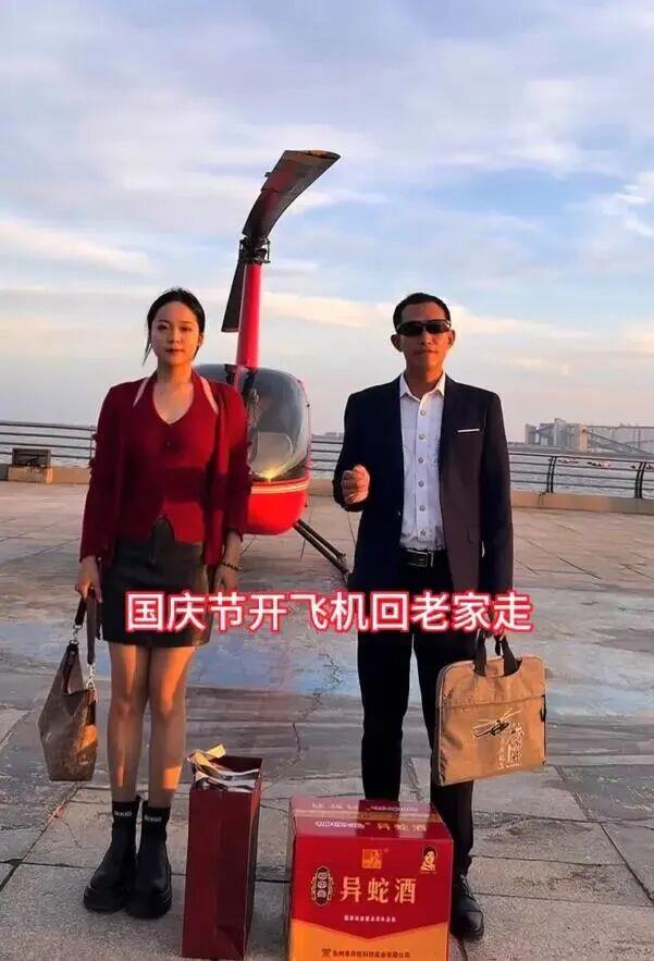 安徽一名飞行教员和妻子各开一架直升机载孩子返乡，300公里仅用了80分钟。（取材自羊城晚报）