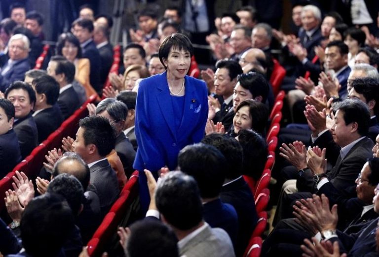 自民党总裁选于4日举行投开票，在前二名进入决选投票后，前经济安保担当大臣高市早苗击败农林水产大臣小泉进次郎，当选第29任总裁。若在15日召开的临时国会上被指名为新任首相，她将成为日本宪政史上第一位女性首相。（路透）