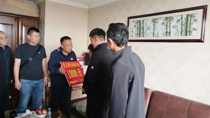 黄启东将父子二人先后救上岸后，自己却因体力耗尽沉入水中。（取材自北方新报）