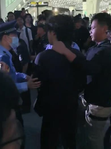 成都漫展一名男性coser因扮演争议动漫角色遭围剿。（取材自微博）