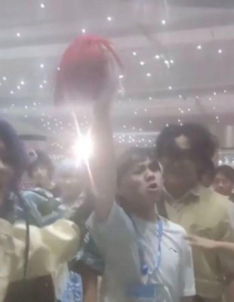 成都漫展一名男性coser因扮演争议动漫角色遭围剿。（取材自微博）