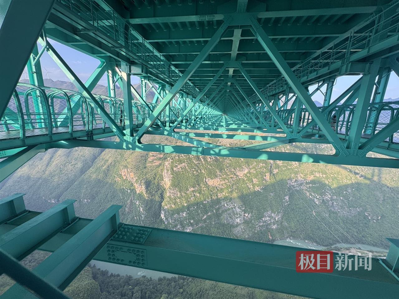 游客挑战高空走钢丝。（取材自极目新闻）