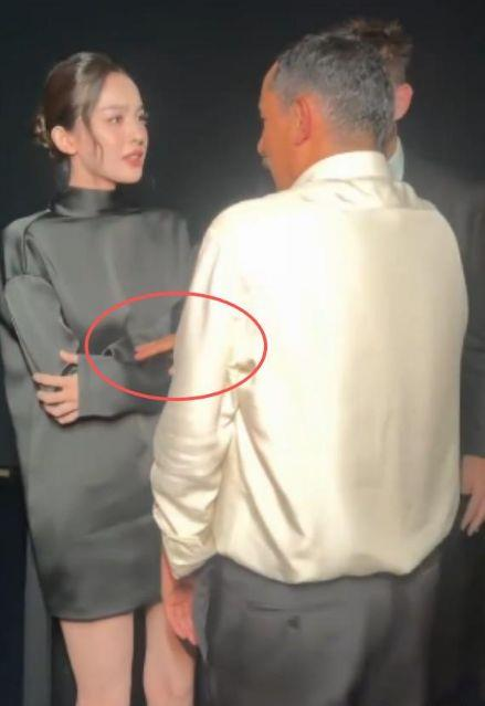 男总监将放在古力娜扎肩膀上的双手滑到了她的胳膊上。（取材自微博）