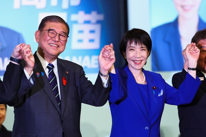 日本自民党4日进行总裁选举，由众议员高市早苗当选，可望成为新任日本首相，也是日本第一位女首相。图为高市当选后在东京举行记者会。(美联社)