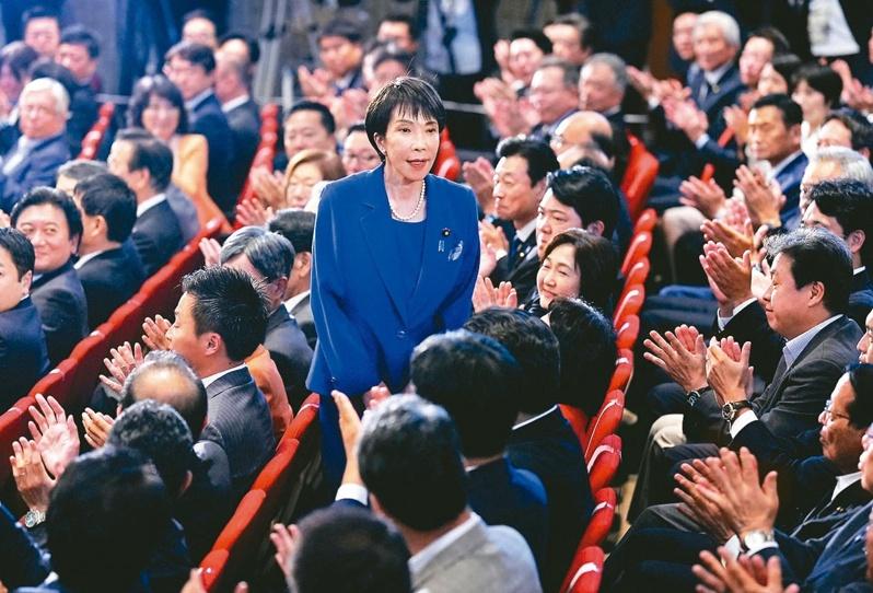 日本自民党4日进行总裁选举，由众议员高市早苗当选，可望成为新任日本首相，也是日本第一位女首相。图为高市当选后在东京举行记者会。(美联社)