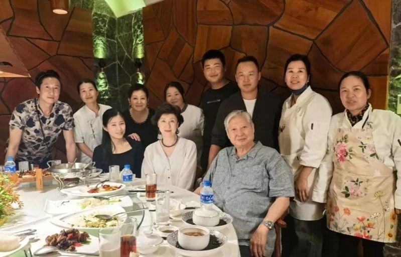 75岁洪金宝和家人到云南旅游。（取材自南方娱乐网）