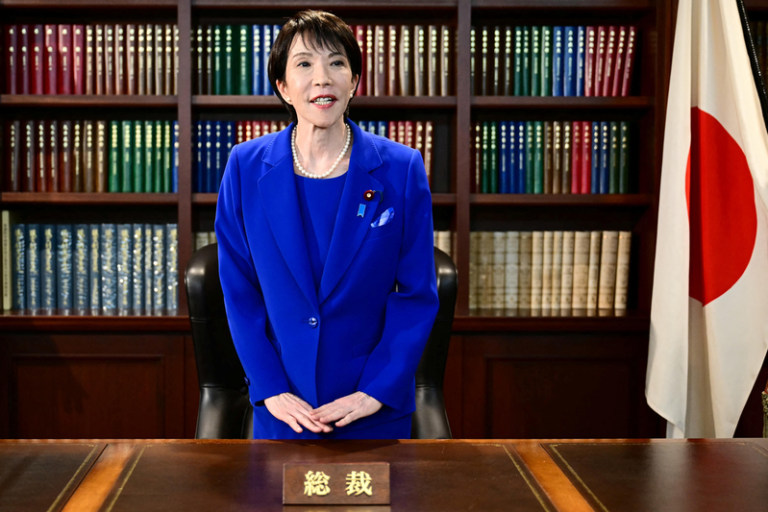 日本前经济安全保障担当大臣高市早苗4日当选自民党首位女性党魁，并且极可能成为日本首位女性首相，但中国学者普遍认为，高市将难以打破日本政坛「一年一相」的魔咒。（路透）