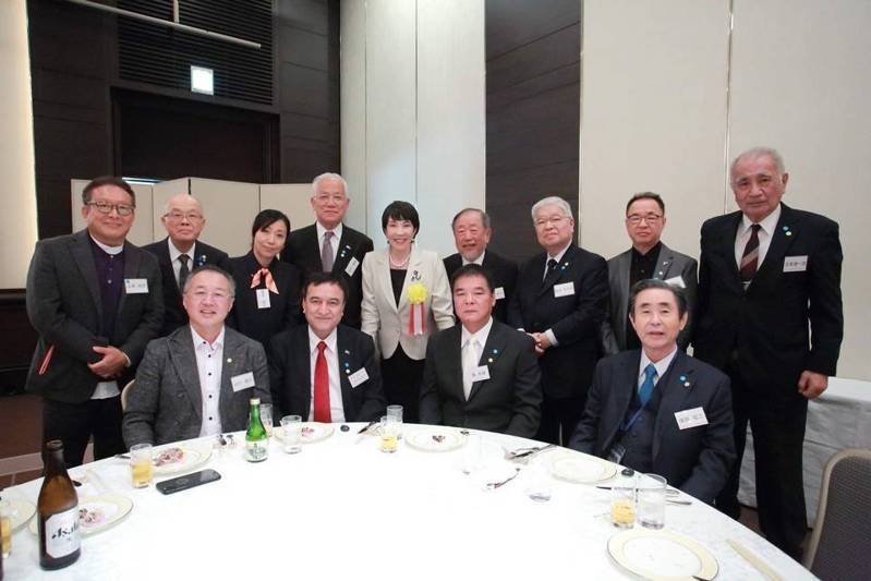 高雄红毛港保安堂主委张吉雄（前排右二）连续两年都去日本为高市早苗（左二）助选，这次终于如愿胜出。（张吉雄提供）