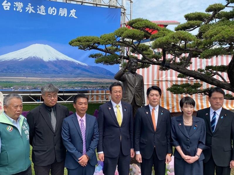 高雄红毛港保安堂主委张吉雄（前排右二）连续两年都去日本为高市早苗（左二）助选，这次终于如愿胜出。（张吉雄提供）