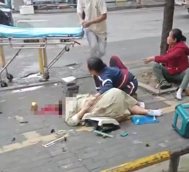 有摊商当场被撞倒，疑失去意议。（视频截屏）