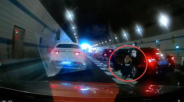 男童在隧道里跪求路人救母亲。(取材自新京报/视频截屏)