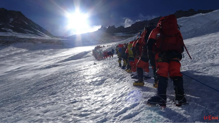 十一期间，珠峰出现大风雪，珠峰营地暴雪后近千人被困，官方称350人已安全抵接应点。（取材自红星新闻数据照）