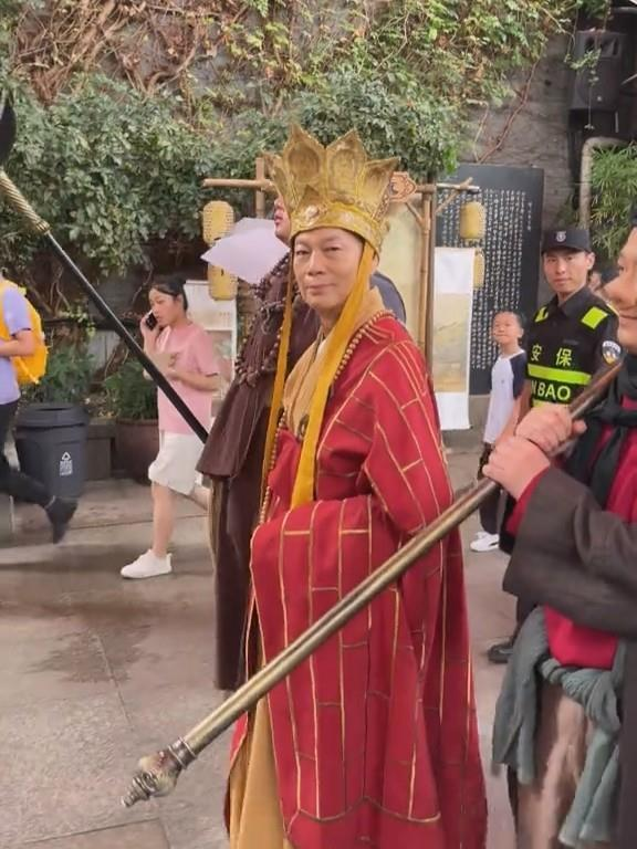 演员罗家英在杭州宋城景区与游客交互。(取材自极目新闻/视频截屏)