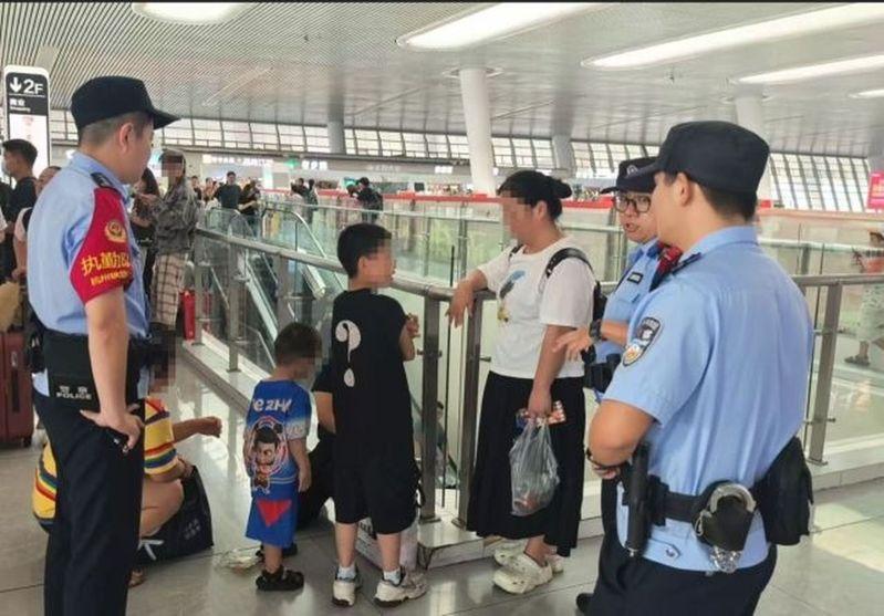 抱走孩子的女子是报警人远亲。(取材自杭州日报)