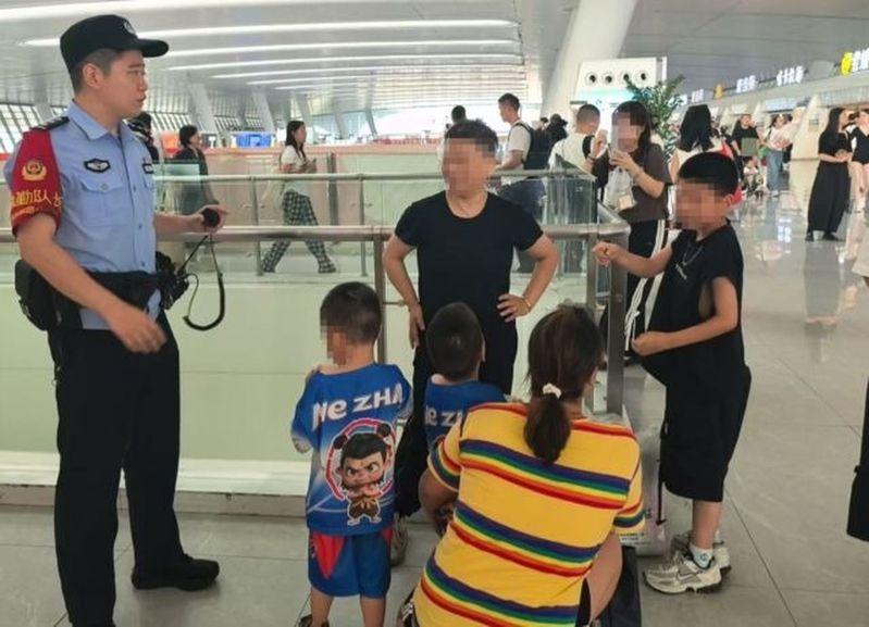 抱走孩子的女子是报警人远亲。（取材自杭州日报）