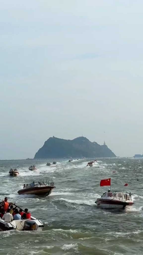 数十辆快艇往返于笔架山景区。（视频截屏）