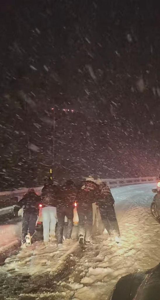 喀纳斯大雪堵车8小时，图为堵在路上的车辆。（取材自上游新闻／受访者供图）