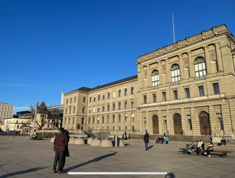 苏黎世联邦理工学院（ETH Zürich）系统性地审查硕士生、博士生与职员的背景，防止重要技术外流；校园内有抗议审查制度的喷漆。中央社