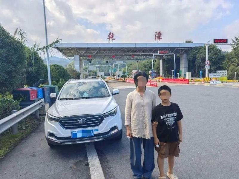 男童杭州高速上奔跑。（取材自钱江晚报）