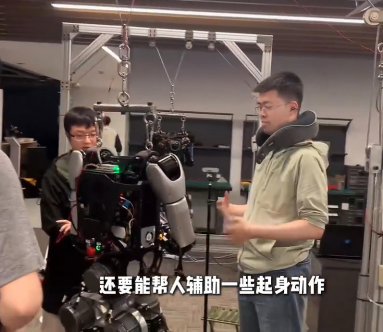 机器人通过真人训练获取数据。(视频截屏)