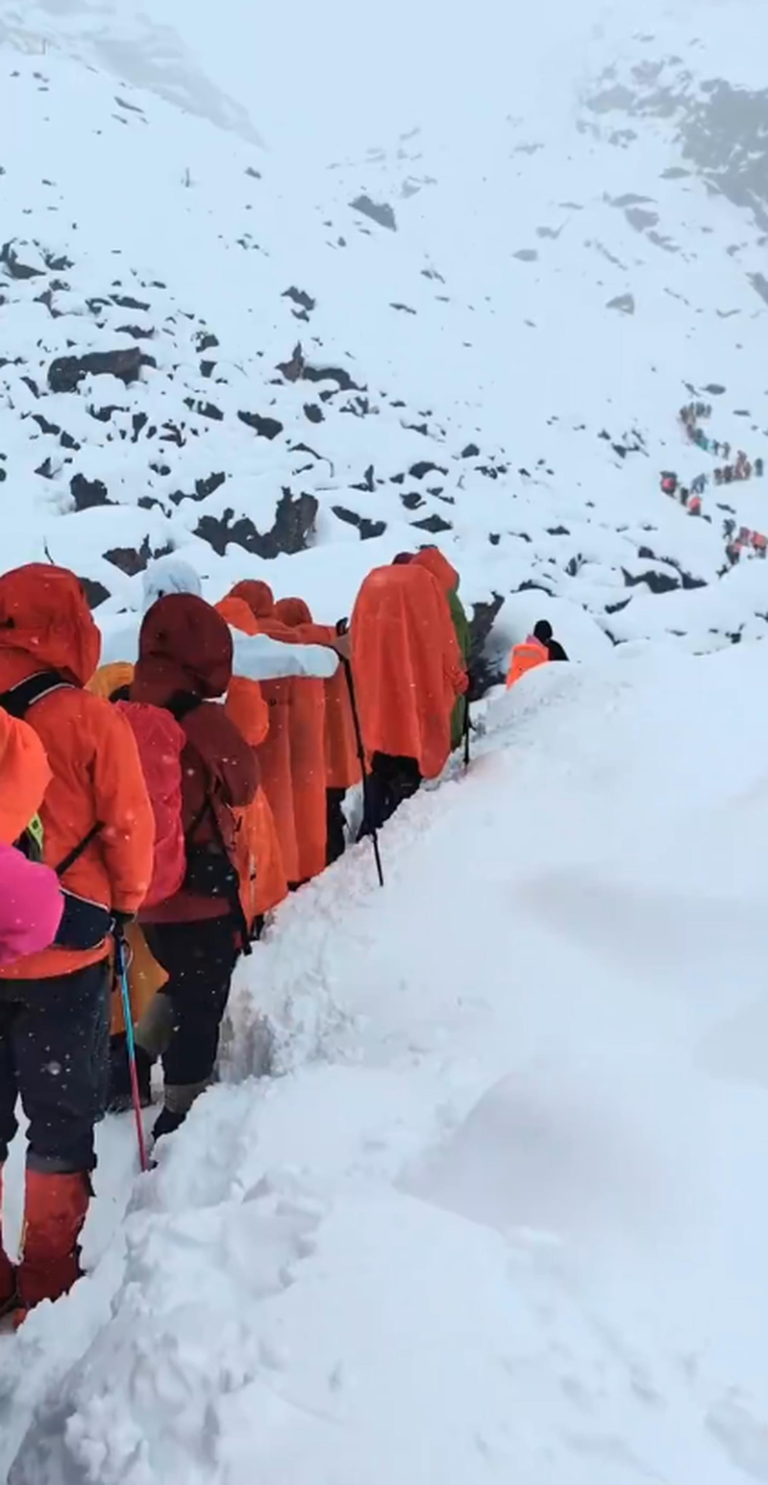 十一期间，珠峰出现大风雪，珠峰营地暴雪后近千人被困，官方称350人已安全抵接应点。（视频截屏）