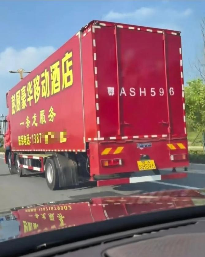 宴会车在路上行驶。(取材自九派新闻)