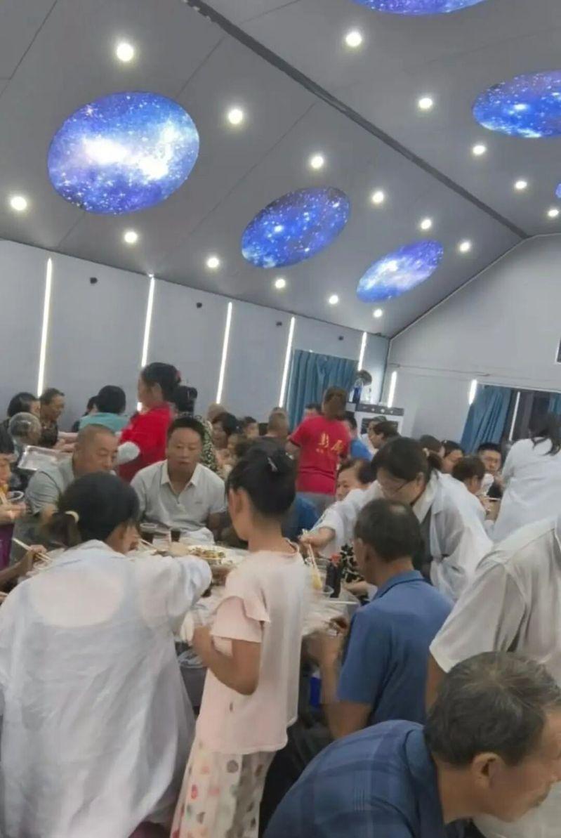 宴会车在路上行驶。(取材自九派新闻)