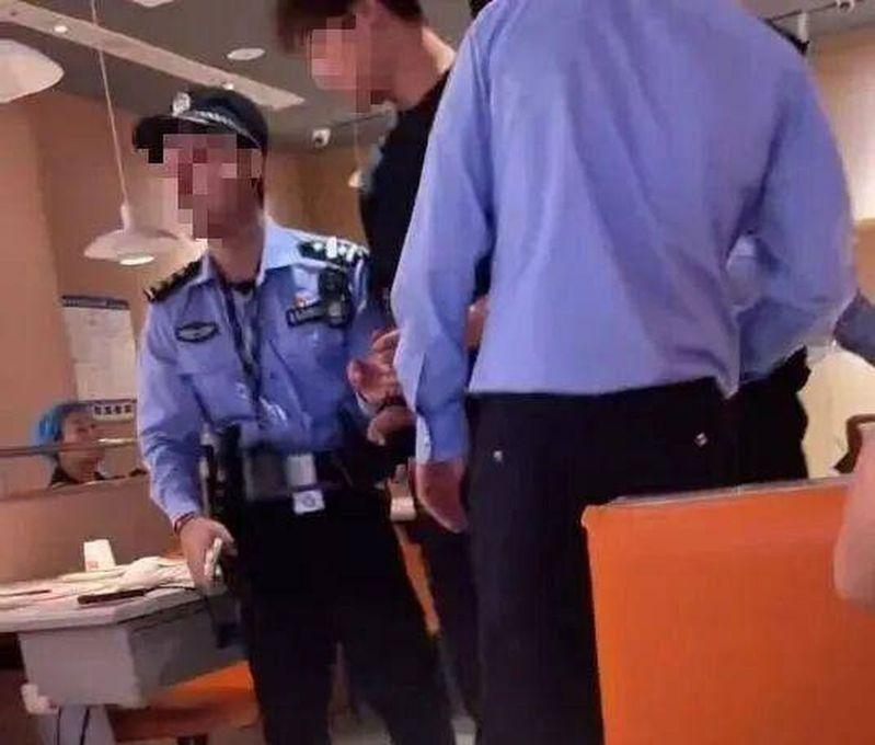 办案民警直接在店里将小伙子上铐带走。(视频截屏)