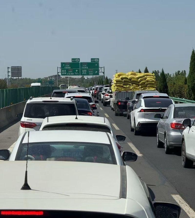 十一长假结束,高速公路上又满是车潮。(取材自微博)