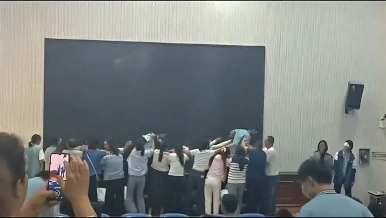 河南郑州中牟县1所中学，有个别班级安排「愧疚教育」，让家长跪地、学生蒙眼踩背过去，活动引起热议。（取材自华商报大风新闻）