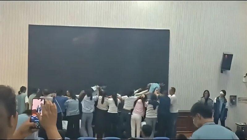 河南郑州中牟县1所中学,有个别班级安排「愧疚教育」,让家长跪地、学生蒙眼踩背过去,活动引起热议。(取材自华商报大风新闻)