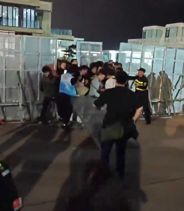 山东日照新青年音乐节出现大量无票人员推翻围栏入场的情况。(视频截屏)